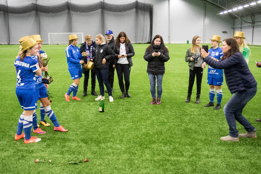 Spelare i Eskilstuna fotograferas av släkt och vänner