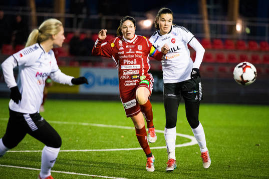 Piteås Josefin Johansson och LB07s Anna Welin