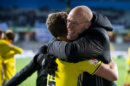 Sundsvalls tränare Joel Cedergren kramar om David Myrestam