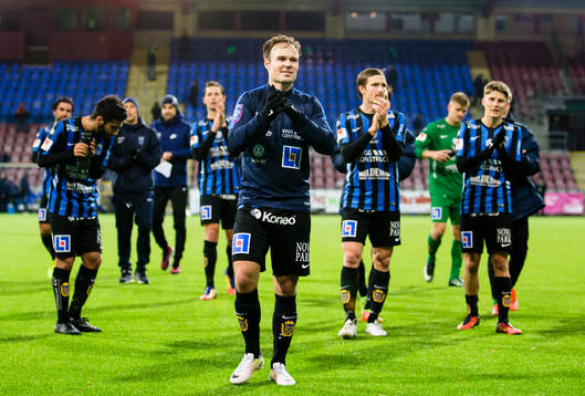 Sirius Niklas Busch Thor (närmast i bild) tackar