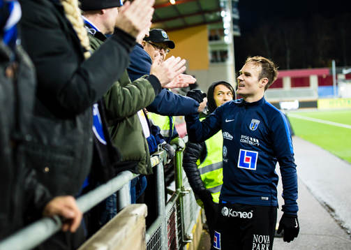 Sirius Niklas Busch Thor tackar supportrarna