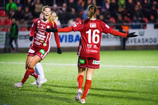 Piteås Nina Jakobsson och Piteås Felicia Karlsson jublar