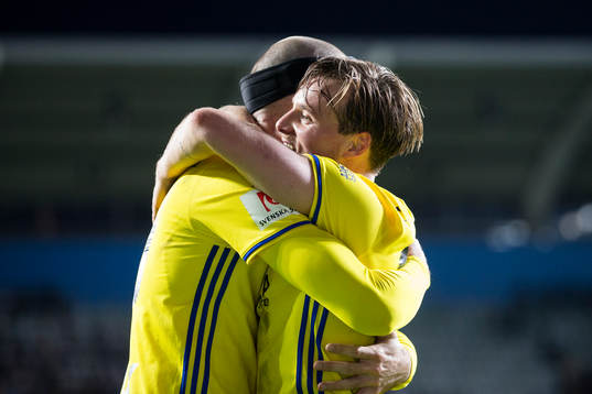 Sundsvalls Marcus Danielson och Eric Larsson kramar om