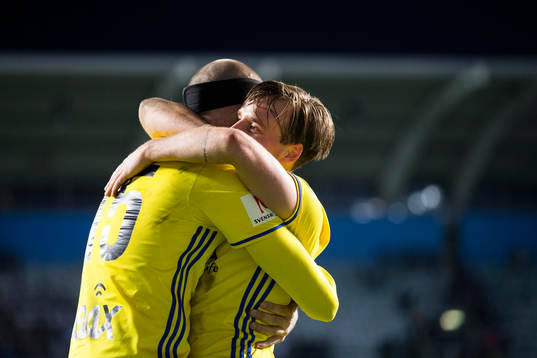 Sundsvalls Marcus Danielson och Eric Larsson kramar om