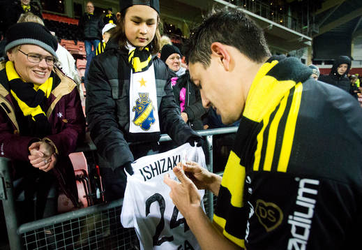 s Stefan Ishizaki skriver autografer