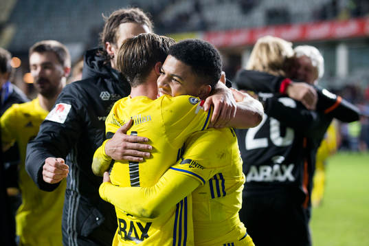 Sundsvalls Eric Larsson och Romain Gall kramar om varandra