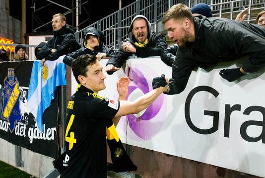 s Stefan Ishizaki tackar fansen