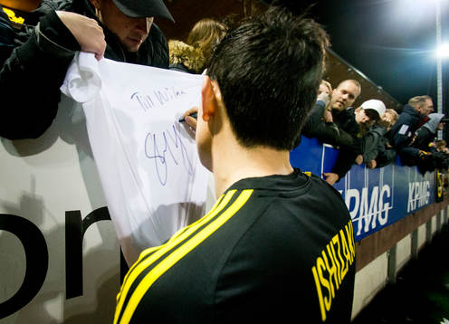 s Stefan Ishizaki skriver autograf