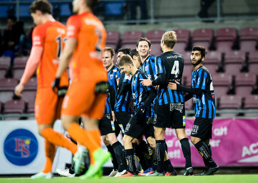 a höger) gör 0-2 och jublar med lagkamrater