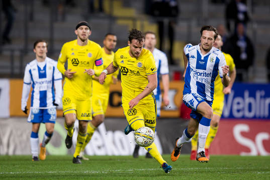 Sundsvalls Eric Larsson före IFK Göteborgs Mikkel Diskerud