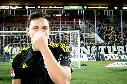 s Stefan Ishizaki framför fansen