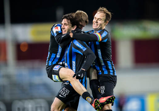 Sirius Ian Sirelius gör 0-1 och omfamnas av Johan