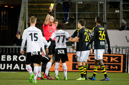 Örebros Kennedy Igboananike får gult kort av domaren