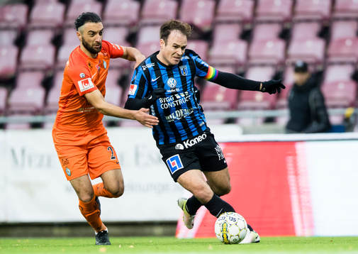 Sirius Niklas Busch Thor i kamp om bollen med AFC