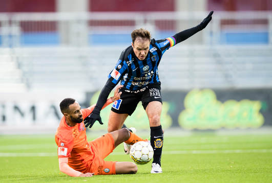 Sirius Niklas Busch Thor i kamp om bollen med AFC