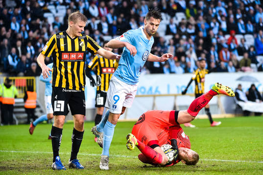 Malmö FFs Markus Rosenberg utmanar  Häckens Juhani Ojala