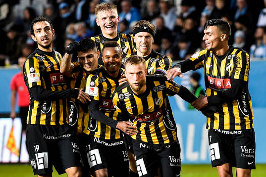 Häckens spelare jublar