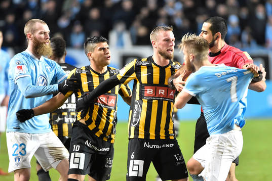 Malmö FFs Rasmus Bengtsson i bråk med Häckens Paulinho
