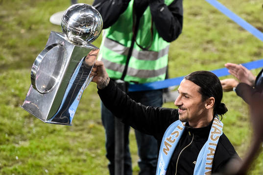 Zlatan Ibrahimovic kommer ut med Lennart Johanssons pokal