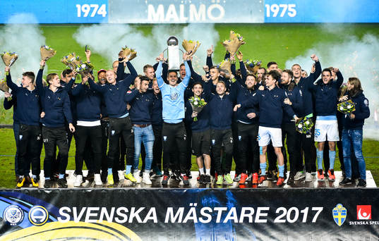 Malmö FFs Markus Rosenberg höjer Lennart Johanssons Pokal