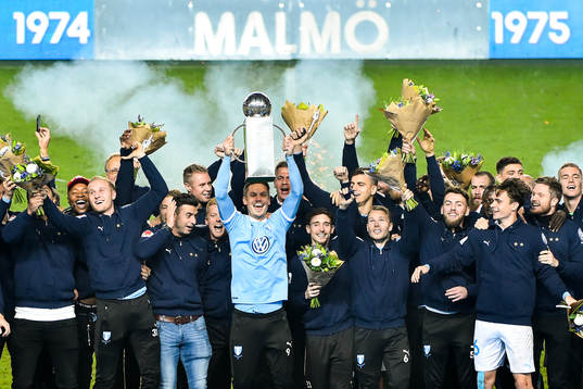 Malmö FFs Markus Rosenberg höjer Lennart Johanssons Pokal
