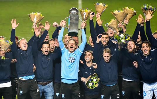 Malmö FFs Markus Rosenberg höjer Lennart Johanssons Pokal