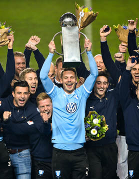 Malmö FFs Markus Rosenberg höjer Lennart Johanssons Pokal