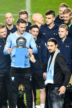 Zlatan Ibrahimovic lämnar över Lennart Johanssons Pokal