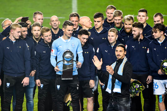 Zlatan Ibrahimovic lämnar över Lennart Johanssons Pokal