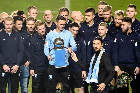 Zlatan Ibrahimovic lämnar över Lennart Johanssons Pokal