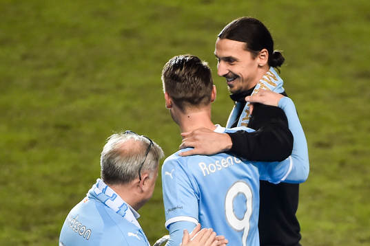Zlatan Ibrahimovic lämnar över Lennart Johanssons Pokal