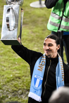Zlatan Ibrahimovic kommer ut med Lennart Johanssons pokal