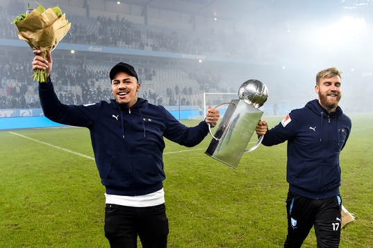 Malmö FFs Felipe Carvalho och Rasmus Bengtsson med Lennart