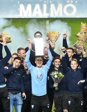 Malmö FFs Markus Rosenberg höjer Lennart Johanssons Pokal