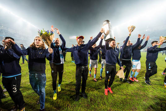 Malmö FFs spelare jublar med Lennart Johanssons Pokal