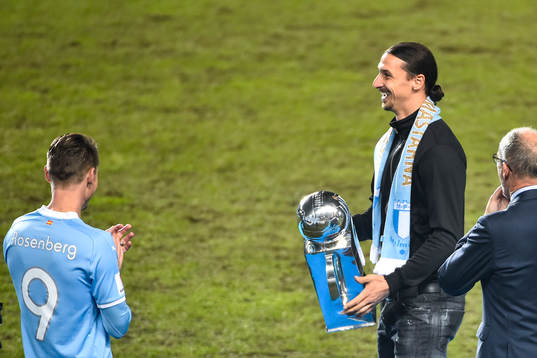 Zlatan Ibrahimovic lämnar över Lennart Johanssons Pokal