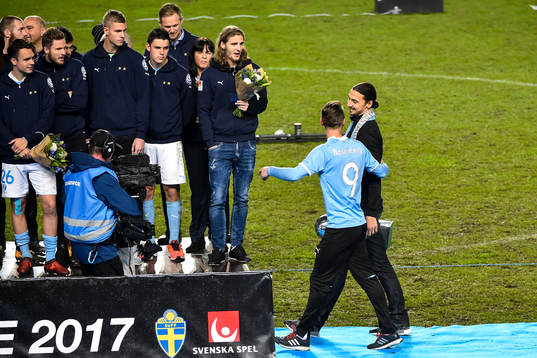 Zlatan Ibrahimovic lämnar över Lennart Johanssons Pokal