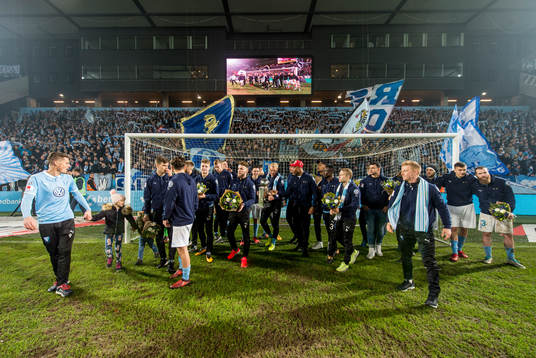 Malmö FFs spelare jublar med Lennart Johanssons Pokal
