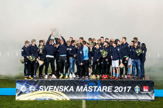 Malmö FFs spelare höjer Lennart Johanssons Pokal och