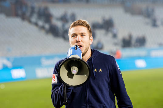 Malmö FFs Anton Tinnerholm med en megafon