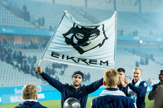 Malmö FFs Magnus Wolff Eikrem med en banderoll