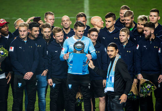 Zlatan Ibrahimovic lämnar över Lennart Johanssons Pokal