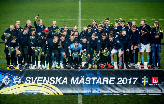 Malmö FFs Markus Rosenberg höjer Lennart Johanssons Pokal