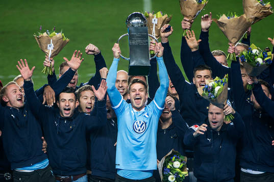 Malmö FFs Markus Rosenberg höjer Lennart Johanssons Pokal
