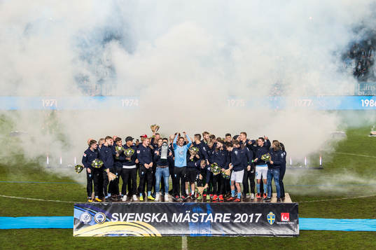 Malmö FFs Markus Rosenberg höjer Lennart Johanssons Pokal