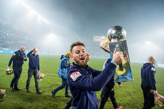 Malmö FFs Erdal Rakip jublar med Lennart Johanssons Pokal