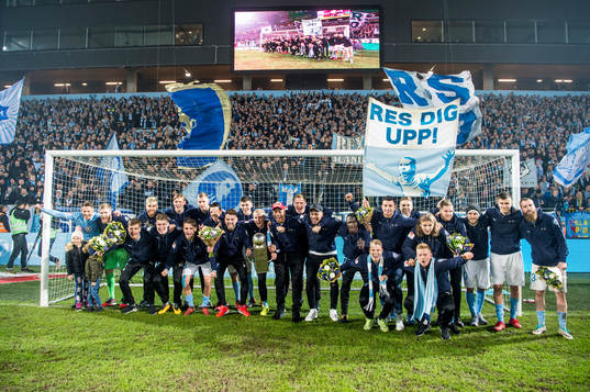 Malmö FFs spelare jublar med Lennart Johanssons Pokal
