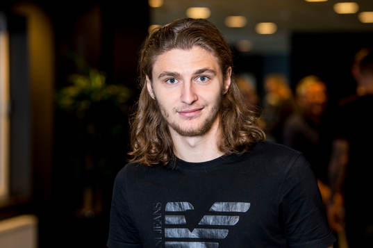 Pawel Cibicki på plats i MFF museet innan fotbollsmatchen