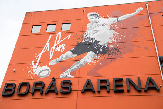 Väggmålning på Borås arena med Anders Svensson målad