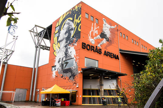 Väggmålning på Borås arena med Anders Svensson målad
